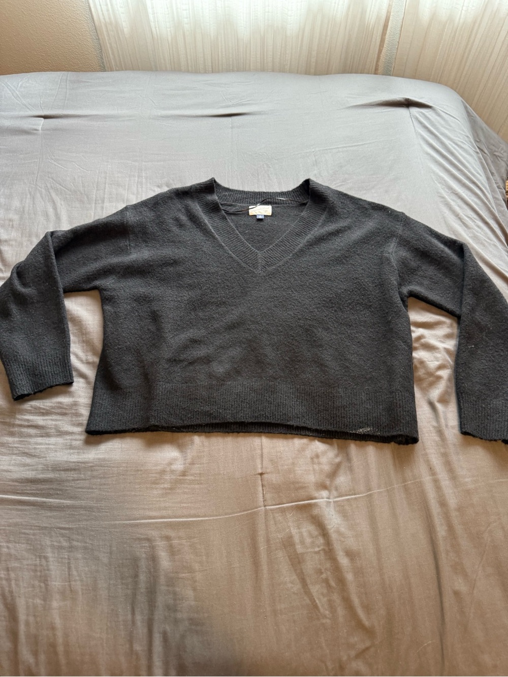 Universal Thread Black V-Neck Cropped Sweater